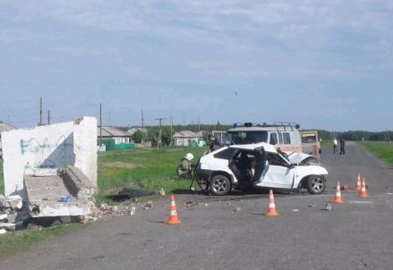 Водитель жигулей врезался в Остановку в Омской области. Фото ГУ МВД по Омской области